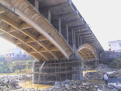 为什么用预应力碳纤维板进行加固桥梁呢？