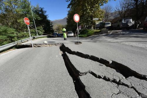 植筋胶在混凝土道路裂缝修补施工中不可或缺！