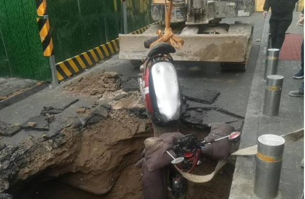 植筋加固｜郑州某地道路突然塌陷一对母女掉入坑内！